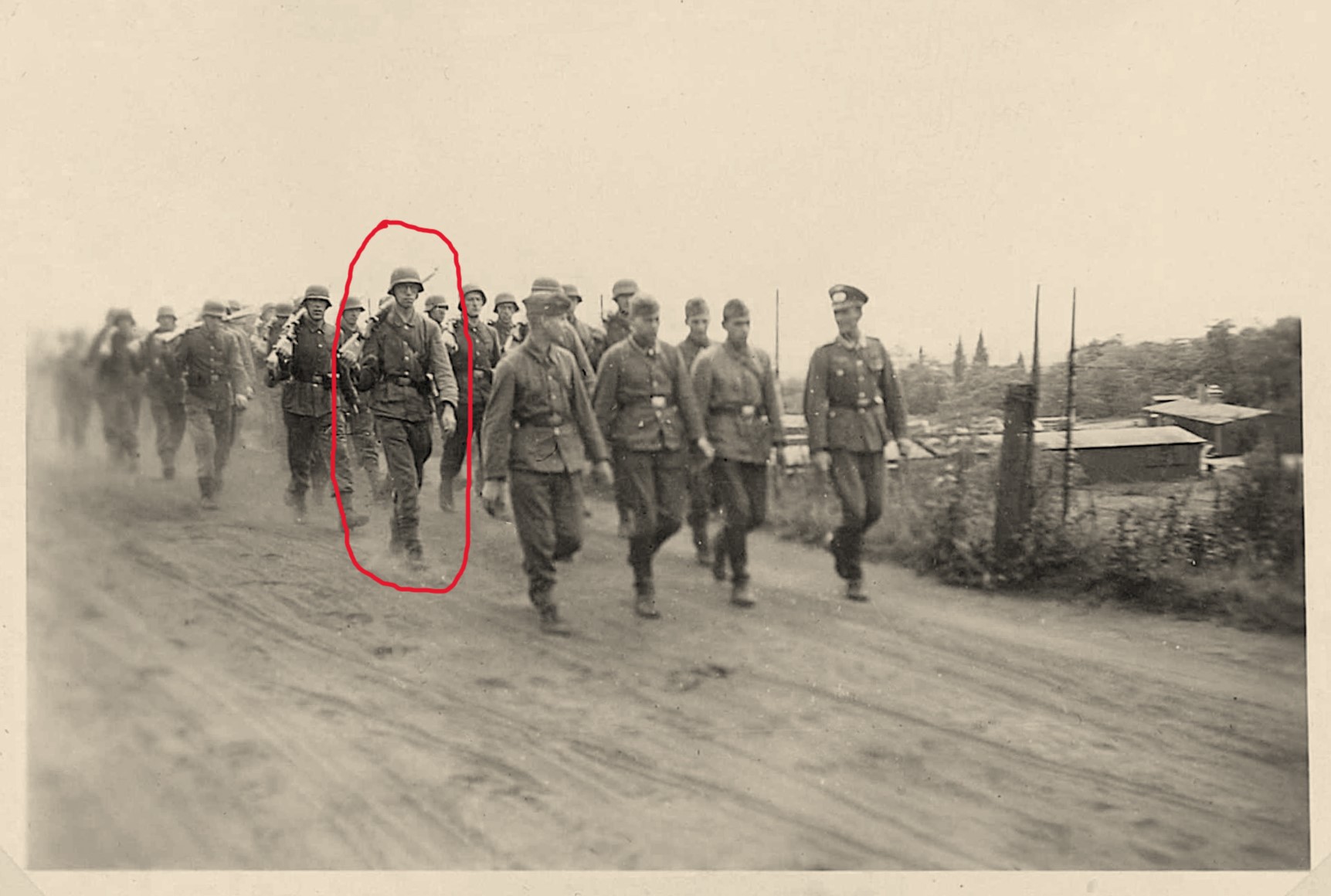 1943 - Raymond marchant vers le terrain d'exercice avec son unité de formation