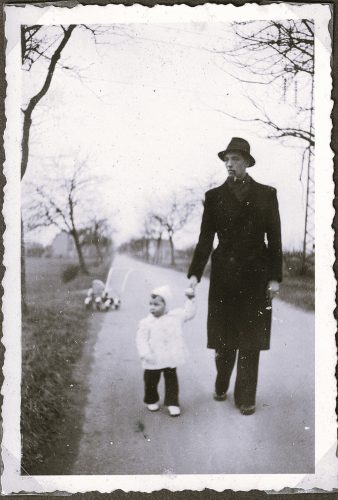 Jean-marie et Raymond se promenant sur une route de Geispolsheim, Alsace en 1943